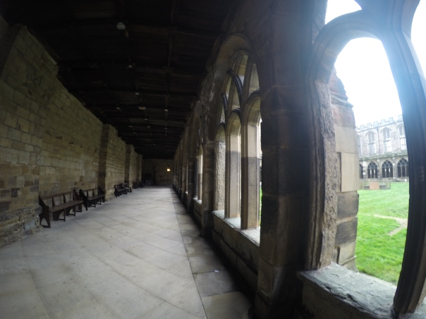 Cenário do filme do Harry Potter. Segundo o site "Visit Britain" : Os claustros da catedral tornaram-se o quadrilátero coberto de neve, onde Harry faz a coruja Hedwiges voar no primeiro filme. Também é o local da cena de vômito da lesma de Ron na Câmara Secreta.