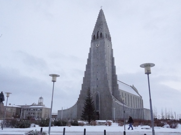 Essa igreja, um ponto turístico da Islândia, é uma Igreja Evangélica Luterana.